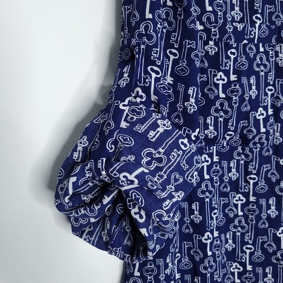 EXPRESS Portofino V-neck Shirt With Allover Key Print MEDIUM - Picture 6 of 12